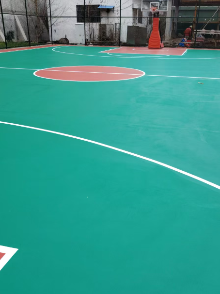 定城镇 球场长期使用易出现地面开裂